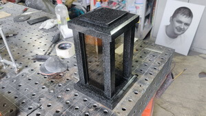 Гранитная прямоугольная лампада готова